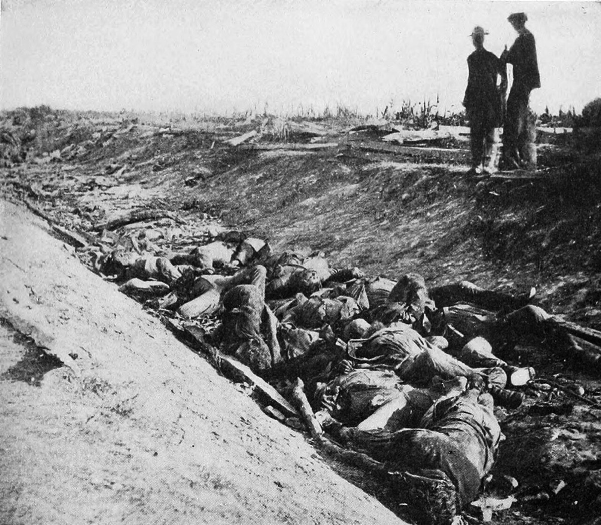 "Bloody Lane" in the sunken road after the Battle of Antietam, 1862. General D. H. Hill's Confederate troops received multiple assaults and an enfilading fire from several Union di
