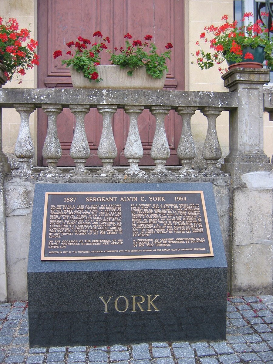 Monument devant la mairie de Chatel-Chéhéry en mémoire des exploits du soldat américain Alvin York en octobre 1918
